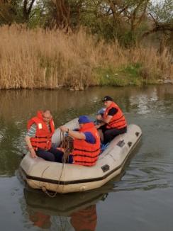 Angajaţii ABA Crişuri intervin pe râul Mureş, pentru a combate poluarea cu ulei de la Termocentrala Iernut (FOTO)
