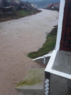 Alerte de inundaţii în Bihor. Situaţie critică pe Crişul Pietros, în zona exploatărilor ilegale de lângă podul de pe DN 76 (FOTO / VIDEO)