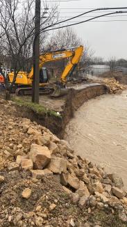 Alerte de inundaţii în Bihor. Situaţie critică pe Crişul Pietros, în zona exploatărilor ilegale de lângă podul de pe DN 76 (FOTO / VIDEO)