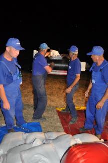 Premieră: Muncitorii ABA Crişuri au simulat inundaţii pe timp de noapte (FOTO)
