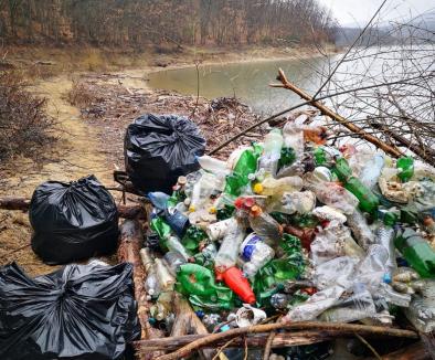La „pescuit” de PET-uri: Pe trei râuri din Bihor vor fi instalate echipamente moderne pentru colectarea deșeurilor