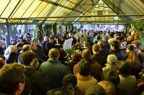 Circa 1.000 de persoane la înmormântarea lui Lucian Uniţa. Slujba, oficiată de episcopul Sofronie (FOTO)