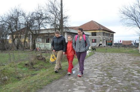 Abatorul copilăriei: O familie cu cinci copii trăieşte de şapte ani într-o locuinţă improvizată în ruinele fostului abator de la marginea comunei Tinca (FOTO)