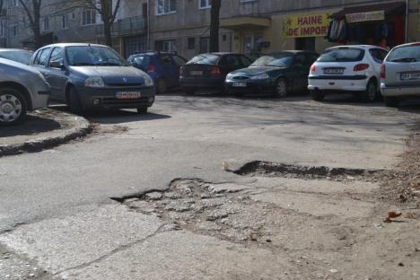 Din groapă în hârtoapă: Şoselele orădene au ieşit din iarnă ciuruite, spre disperarea şoferilor (FOTO)