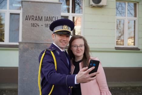 FOTO/VIDEO: Scene emoționante în Oradea, la festivitatea de absolvire a Școlii de pregătire a agenților de frontieră: un polițist și-a cerut iubita în căsătorie