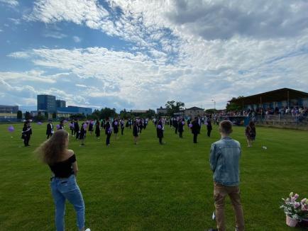 Absolvire... pe stadion: Elevii de la Colegiul 'Avram Iancu' din Ştei au sărbătorit în aer liber finalizarea studiilor (FOTO)