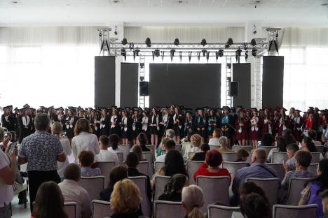 'A fi dascăl înseamnă fericire!': Viitoarea generaţie de învăţători a sărbătorit absolvirea la Oradea (FOTO / VIDEO)