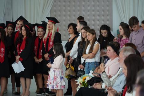 'A fi dascăl înseamnă fericire!': Viitoarea generaţie de învăţători a sărbătorit absolvirea la Oradea (FOTO / VIDEO)