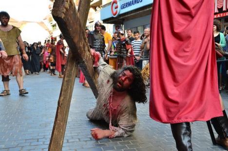 Patimile lui Hristos: Sute de orădeni l-au însoţit pe Iisus pe Drumul Crucii (FOTO / VIDEO)