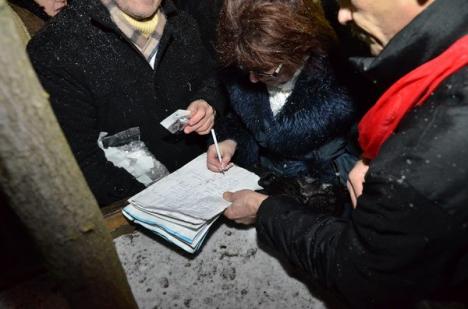 Oradea, seara a şasea de proteste: Unii manifestanţi s-au retras din cauza lozincilor vulgare (FOTO)