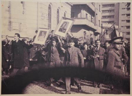 Foştii deţinuţi politici au vernisat o expoziţie de fotografii despre prima manifestaţie anticomunistă din România (FOTO)
