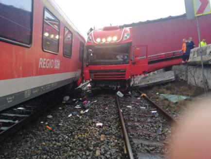 Accident între Cluj şi Oradea: Un TIR a fost proiectat într-un tren, după impactul cu un autoturism! (FOTO / VIDEO)