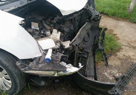Accidente uşoare în weekend: Un şofer vitezoman din Sânmartin a pierdut controlul maşinii şi s-a izbit frontal de un alt autoturism lângă Hidişelul de Sus