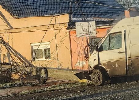 Accident cu 3 maşini în Sântion: Un stâlp de electricitate a fost doborât, traficul este blocat 