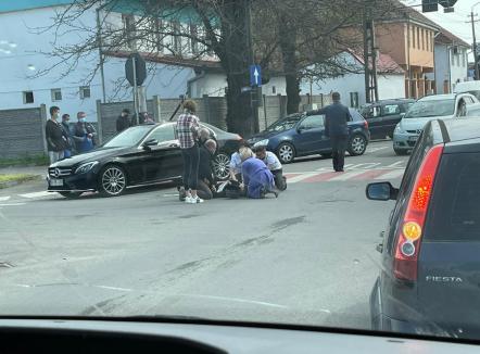 Accident în Oradea, între un autoturism şi o motocicletă. Un tânăr de 18 ani a fost rănit (FOTO / VIDEO)