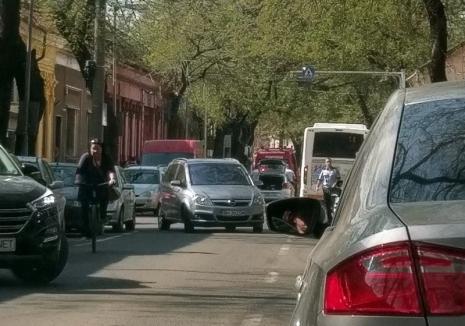 Accidente în lanţ pe strada Tudor Vladimirescu: Un pieton a fost lovit pe trecere, iar o şoferiţă s-a oprit cu maşina într-o conductă de gaz (FOTO)