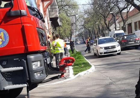 Accidente în lanţ pe strada Tudor Vladimirescu: Un pieton a fost lovit pe trecere, iar o şoferiţă s-a oprit cu maşina într-o conductă de gaz (FOTO)