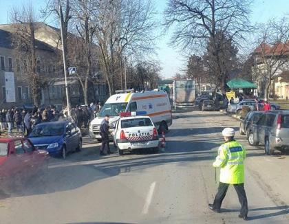 Accident la Beiuș: Un pieton care traversa strada neregulamentar a fost izbit de o mașină și ajuns în stare gravă la spital