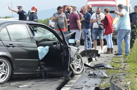Accident pe DN 76, în Bihor: Două BMW-uri s-au izbit frontal (FOTO / VIDEO)