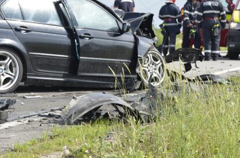 Accident pe DN 76, în Bihor: Două BMW-uri s-au izbit frontal (FOTO / VIDEO)