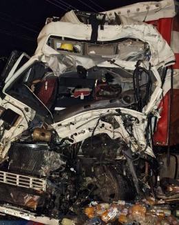 Accident între două TIR-uri în Bihor: Ambii șoferi au rămas încarcerați, unul dintre ei a murit (FOTO)