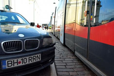 BMW versus tramvai: O şoferiţă neatentă a blocat circulaţia tramvaielor în centrul Oradiei (FOTO)
