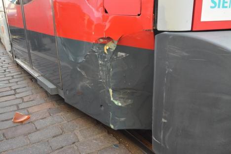 BMW versus tramvai: O şoferiţă neatentă a blocat circulaţia tramvaielor în centrul Oradiei (FOTO)
