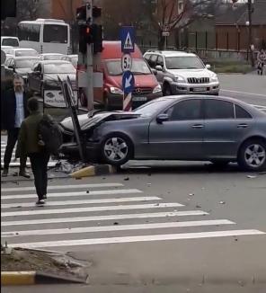 Preotul din Cordău, Teodor Bonce, a rămas fără permis: A trecut cu Mercedesul pe roşu, a lovit un alt Merțan şi s-a oprit într-un stâlp! (FOTO / VIDEO)