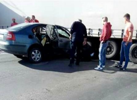 Accident pe Borşului: O maşină a intrat sub un TIR, traficul este blocat pe un sens (FOTO)