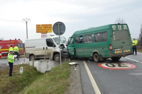 Accident între o dubiţă şi un microbuz, pe DN 79, la intersecţia cu Homorog: Opt persoane, duse la spital (FOTO)