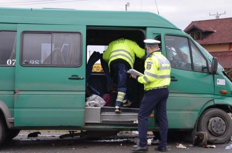 Accident între o dubiţă şi un microbuz, pe DN 79, la intersecţia cu Homorog: Opt persoane, duse la spital (FOTO)