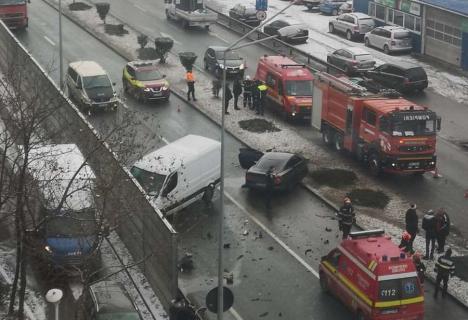 Accident pe centura Oradea: Un Ford Mustang s-a lovit de o autoutilitară (FOTO)