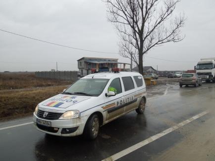 Accident lângă Nojorid, unde două TIR-uri s-au ciocnit, iar un autoturism a ajuns în şanţ. O pasageră dintr-un TIR a fost încarcerată (FOTO / VIDEO)