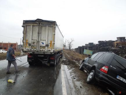 Accident lângă Nojorid, unde două TIR-uri s-au ciocnit, iar un autoturism a ajuns în şanţ. O pasageră dintr-un TIR a fost încarcerată (FOTO / VIDEO)