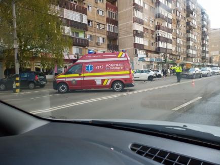 Accident în Oradea: Trei maşini implicate, dintre care un BMW și un Logan s-au lovit frontal, o persoană rănită (FOTO)