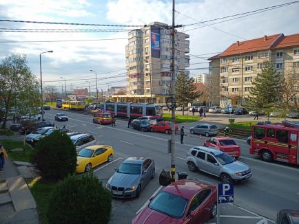 Accident în Oradea: Trei maşini implicate, dintre care un BMW și un Logan s-au lovit frontal, o persoană rănită (FOTO)
