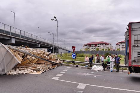 Un TIR încărcat cu pui vii s-a răsturnat pe centura Oradiei. Traficul în zonă este blocat (FOTO/VIDEO)