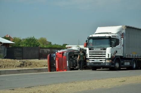 Un TIR încărcat cu materiale de construcţii s-a răsturnat pe Calea Sântandreiului (FOTO)