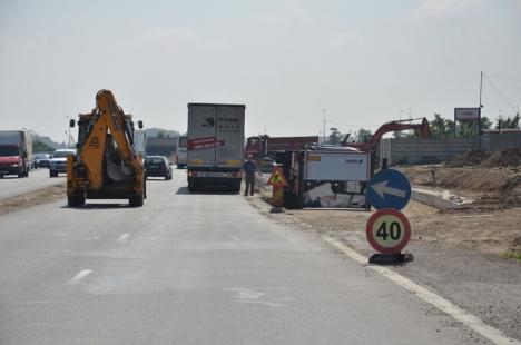 Un TIR încărcat cu materiale de construcţii s-a răsturnat pe Calea Sântandreiului (FOTO)