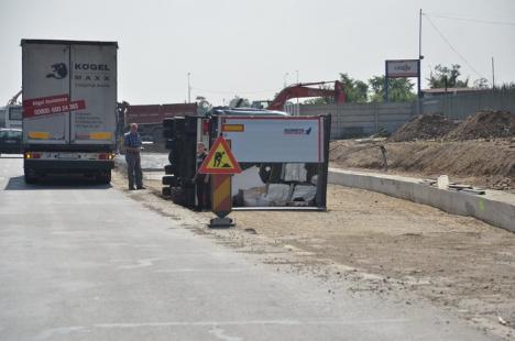 Un TIR încărcat cu materiale de construcţii s-a răsturnat pe Calea Sântandreiului (FOTO)