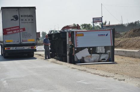 Un TIR încărcat cu materiale de construcţii s-a răsturnat pe Calea Sântandreiului (FOTO)