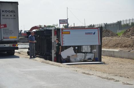 Un TIR încărcat cu materiale de construcţii s-a răsturnat pe Calea Sântandreiului (FOTO)