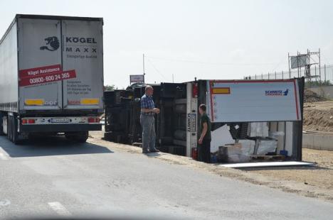 Un TIR încărcat cu materiale de construcţii s-a răsturnat pe Calea Sântandreiului (FOTO)