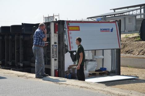 Un TIR încărcat cu materiale de construcţii s-a răsturnat pe Calea Sântandreiului (FOTO)