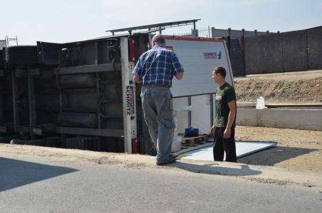 Un TIR încărcat cu materiale de construcţii s-a răsturnat pe Calea Sântandreiului (FOTO)