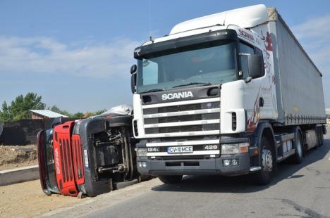 Un TIR încărcat cu materiale de construcţii s-a răsturnat pe Calea Sântandreiului (FOTO)