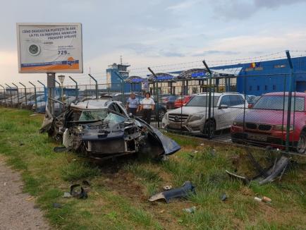Accident lângă Aeroportul Oradea: Două persoane rănite, o maşină s-a făcut praf (FOTO/VIDEO)