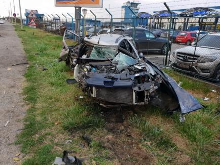Accident lângă Aeroportul Oradea: Două persoane rănite, o maşină s-a făcut praf (FOTO/VIDEO)