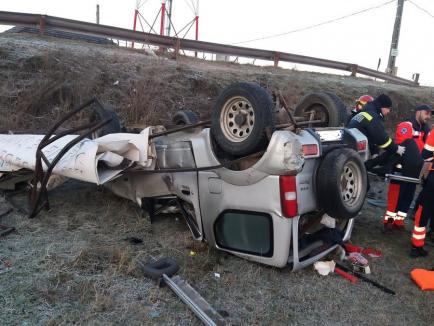 Accident la ieșire din Aleșd: O mașină s-a răsturnat, un pompier a văzut scena și a scos șoferița din mașină