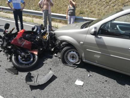 Accident la Şinteu: Un motociclist din Aleşd a ajuns la spital, după ce a intrat într-o maşină (FOTO)